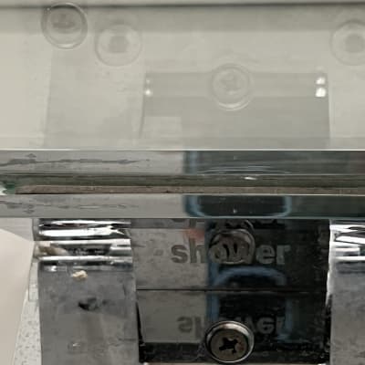 חלק עליון של דלת מקלחת מזכוכית ומתכת