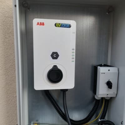 מטען חשמלי ABB עם כבל וחיבורים