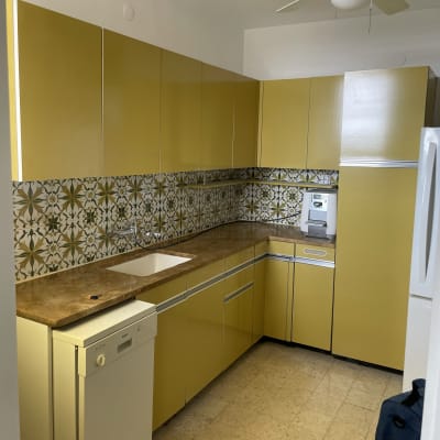 אריחי קיר מעוצבים בצבעים ירוק ולבן במטבח