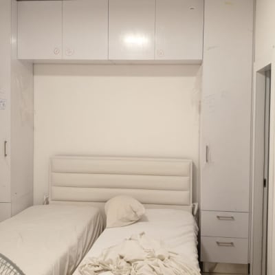 ארון בגדים מעץ סנדביץ