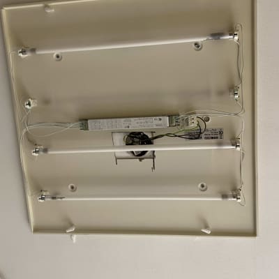 תאורת פלורסנט עם חוטי חשמל ותושבות