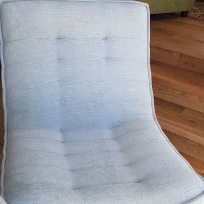 ספה כחולה על רצפת עץ