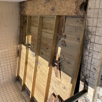 תקרת עץ עם קורות חשופות ותיקוני עץ