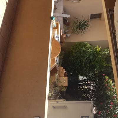 שולחן עץ עם כלים וחפצים שונים בחצר