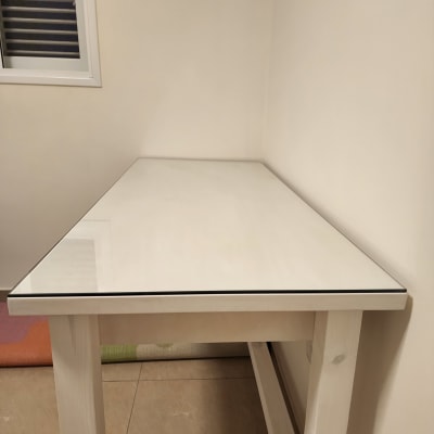 שולחן עם משטח זכוכית שקופה עליונה