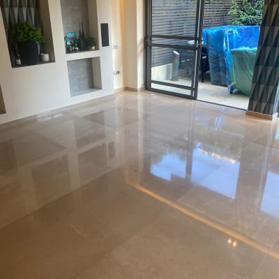 רצפה מבריקה ונקייה ליד חלון גדול