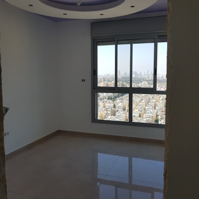 רצפה נקייה ומבריקה בחדר ריק עם חלון גדול