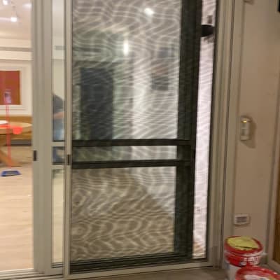 דלת אלומיניום עם זכוכית מחוספסת