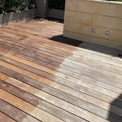 דק עץ עם מטאטא, חלקו רטוב וחלקו יבש