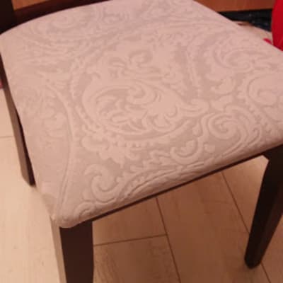 כיסא עם ריפוד בד מעוצב בדוגמת פרחים