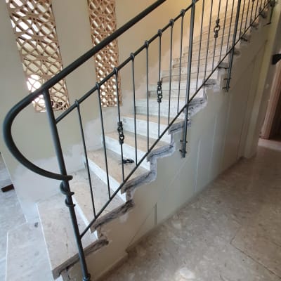 מדרגות שיש עם מעקה מתכת מעוצב