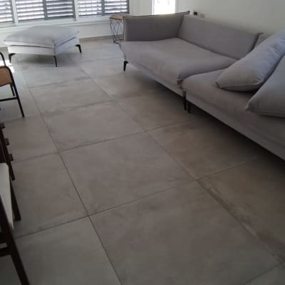 רצפה נקייה עם אריחים גדולים בחדר מואר