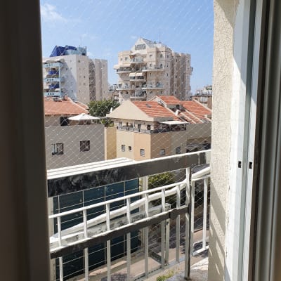 רשת מתכת על מרפסת למניעת כניסת יונים