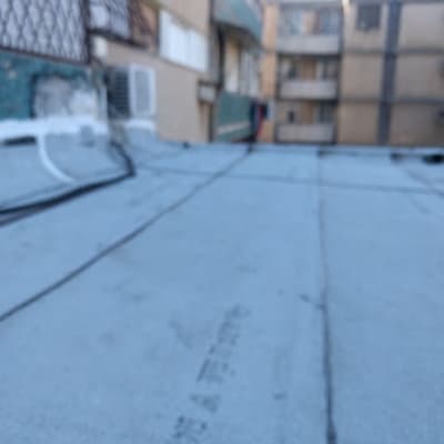 גג עם יריעות איטום ואיטום סביב הקצוות