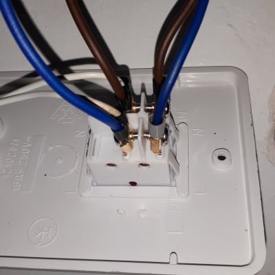 חיבורי חוטי חשמל לשקע לבן בקיר