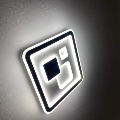 תאורת לד מעוצבת על קיר לבן