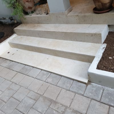 מדרגות שיש לבנות עם אדמה מסביב