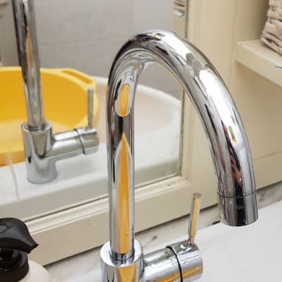 ברז כרום מעל כיור עם קערה צהובה