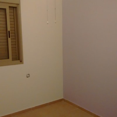 קיר צבוע בצבע סגול בהיר בחדר ריק