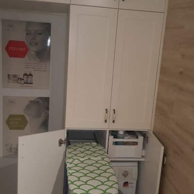 קרש גיהוץ נשלף מארון מטבח לבן