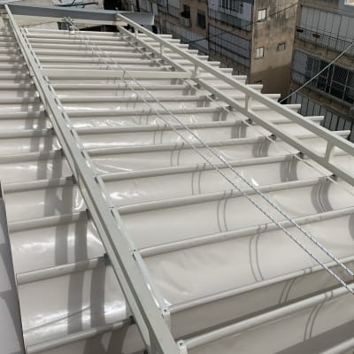 סוכך מתכת עם כיסוי בד לבן על גג