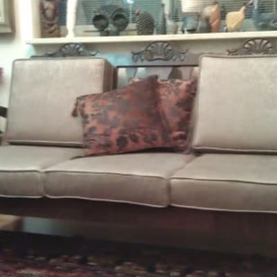 ספה עם ריפוד כריות בצבע בז