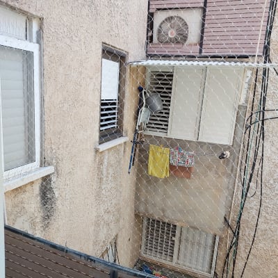 רשת למניעת כניסת יונים על חלון בניין