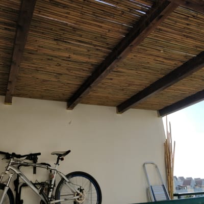 גג עץ עם קורות במרפסת