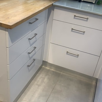 בניית הארונית עם המגירות מצד שמאל בהמשכיות למטבח קיים.