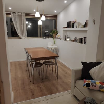 רצפת פרקט עץ בחדר אוכל מואר