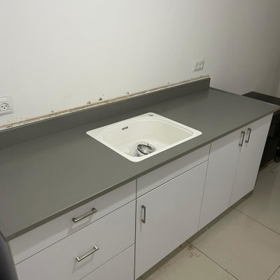 שיש אפור עם כיור מובנה במטבח