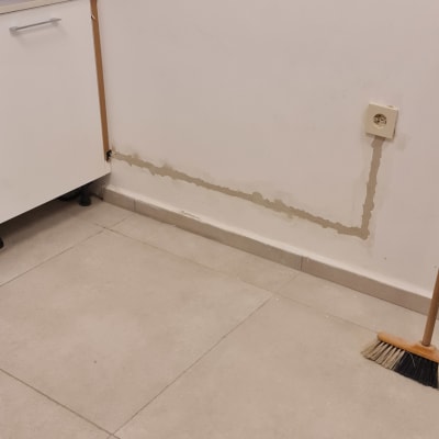 שקע חשמל על קיר עם סימני תיקון