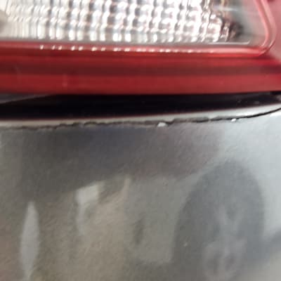 נזק לפגוש רכב ליד פנס אחורי