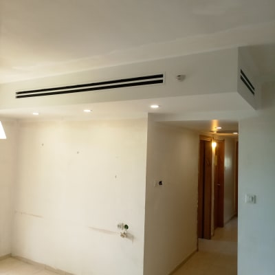 קיר גבס עם פתחי מיזוג אוויר ותאורה שקועה