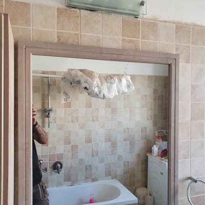 חדר אמבטיה עם אריחים, מראה ותאורה