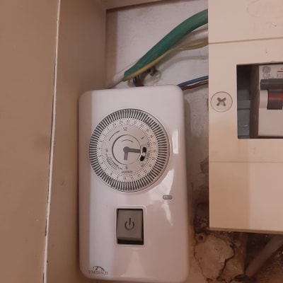 שעון טיימר חשמלי עם חוטים חשופים