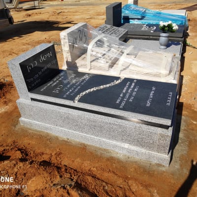 מצבות אבן עם כיתוב בעברית בבית קברות