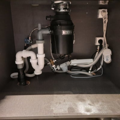 צנרת מתחת לכיור עם מסנן ומחברים