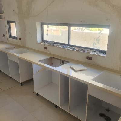 שיש לבן מותקן במטבח עם כיור מובנה