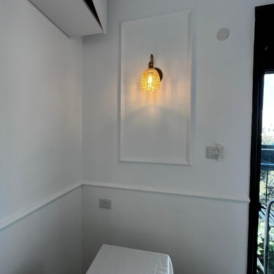 קיר גבס עם מנורת קיר דולקת