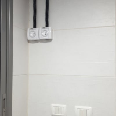 שני שקעים חשמליים עם צינורות חשמל שחורים