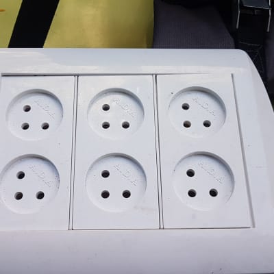 שקעי חשמל לבנים מותקנים על לוח פלסטיק