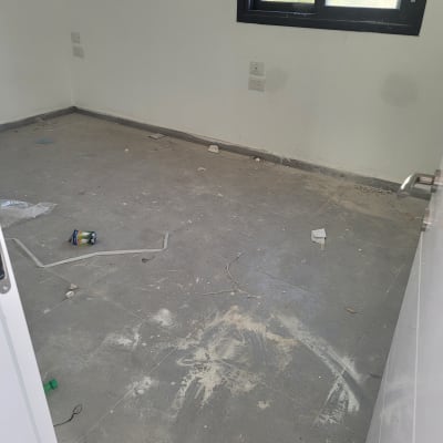 חדר עם רצפה מלוכלכת, אבק ופסולת לניקוי