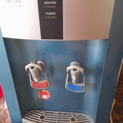 ברזי מים חמים וקרים במתקן שתייה