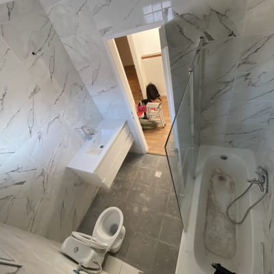 אמבטיה מלוכלכת עם סימני לכלוך, כיור ושירותים