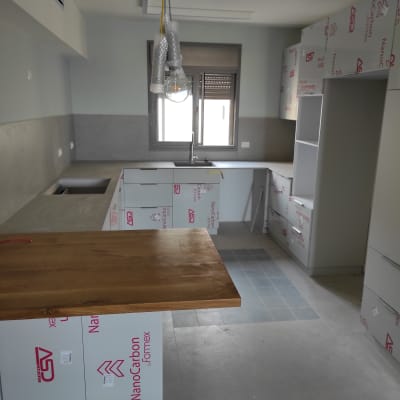 מטבח חדש עם ארונות מכוסים בניילון להגנה