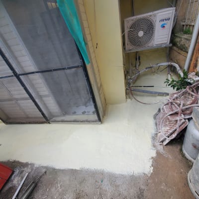 אזור אטום עם חומר איטום בהיר על הרצפה