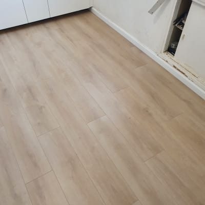 רצפת פרקט עץ בהירה בחדר