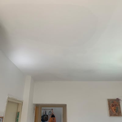 תקרה צבועה בלבן עם סימני תיקון צבע