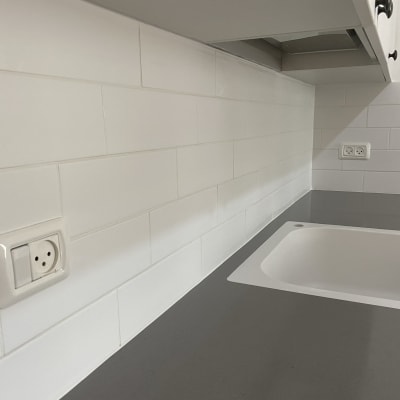 שיש אפור עם כיור ולבני קרמיקה לבנות